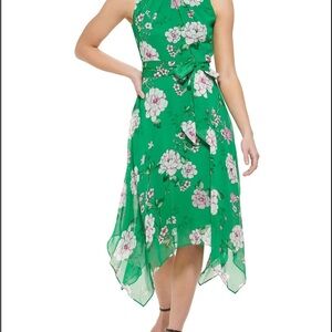 Jessica Howard 12 petite Green
Floral Print Sleeveless handkerchief hem dress